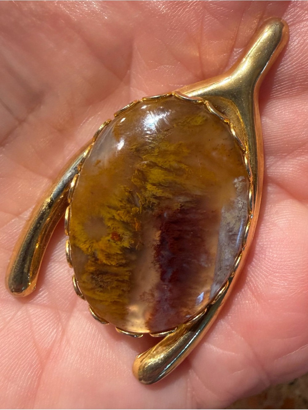 1980s Vintage Gold-Tone Amber Oval Stone Wishbone Pendant